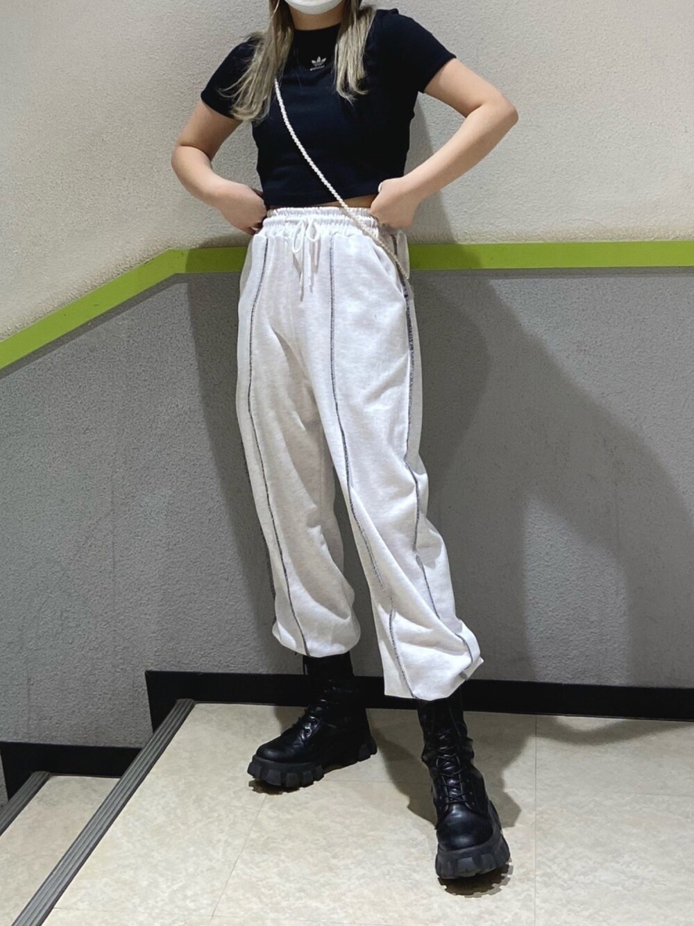 「adidas、アディダス、スウェットパンツ、ショートブーツ、ショート丈トップス、スポーツミックス、ストリート、ストリートMIX、お洒落さんとつながりたい、プチプラ」｜「SPINNSのアイテム（スウェットパンツ、グレー系）」を使った、asukaさん（レディース・155cm）の春コーディネートの1枚目の写真