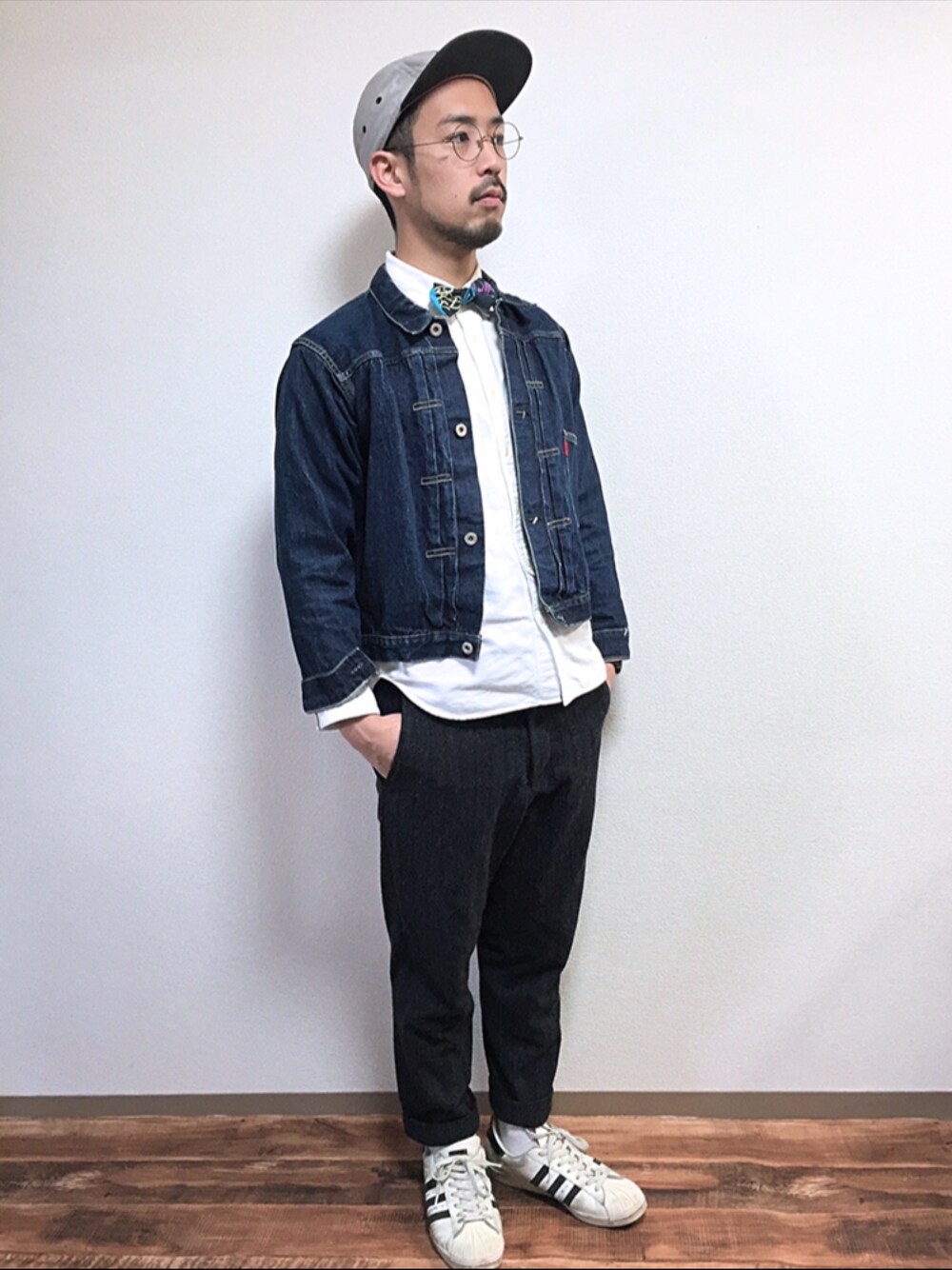 「erisuke、蝶ネクタイ、ボウタイ、ハンドメイド、カジュアル、はるコーデ、デニム、バンダナ、スニーカー」｜「Handmadeのバンダナ蝶ネクタイ《009》（蝶ネクタイ、その他）」を使った、erisukebowtieさん（メンズ・170cm）の冬コーディネートの1枚目の写真