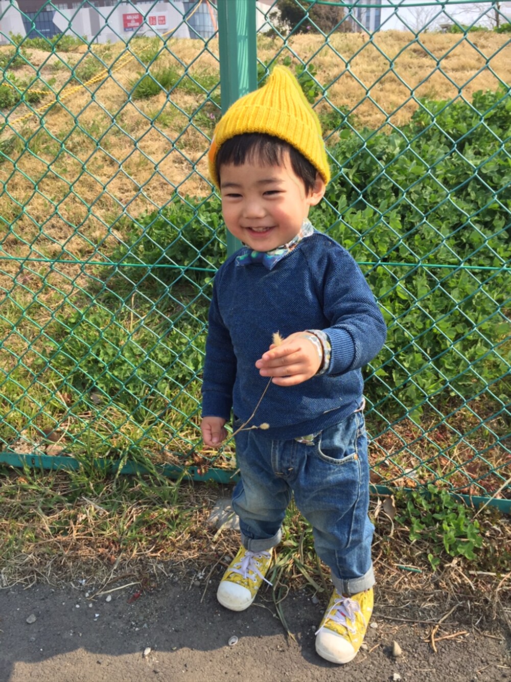 「erisuke、蝶ネクタイ、ボウタイ、ハンドメイド、アウトドアスタイル、休日スタイル、キッズファッション、春コーデ、ニット帽、男の子」｜「erisukeのアイテム（蝶ネクタイ、ブルー系）」を使った、erisukebowtieさん（キッズ・90cm）の春コーディネートの1枚目の写真