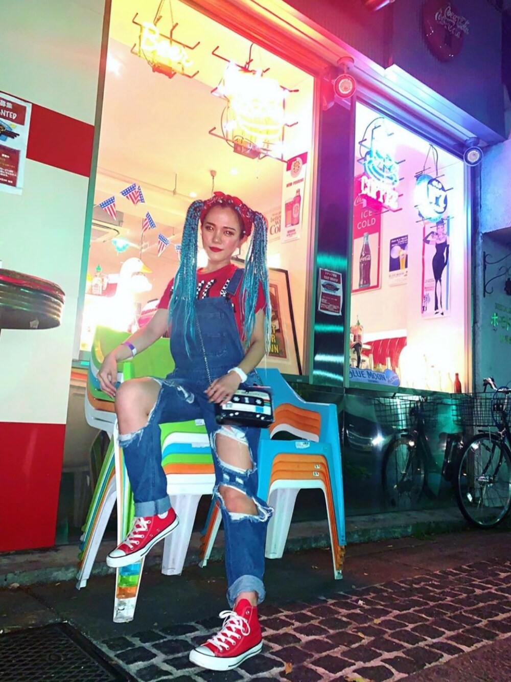 「カジュアルコーデ、ストリート、赤、レッド、バンダナ、オールインワン、オーバーオール、クラッシュデニム、コンバース、個性派」｜「CLASSのアイテム（Tシャツ/カットソー、レッド系）」を使った、Keyさん（レディース・159cm）の秋コーディネートの1枚目の写真