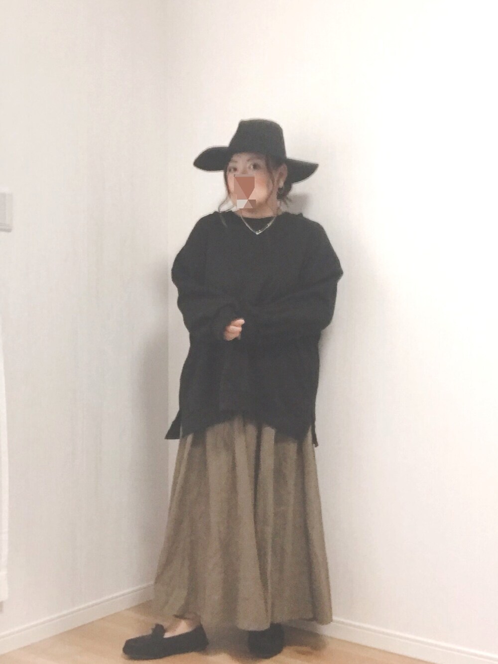 「オトナカジュアル、低身長、ぽっちゃり、秋コーデ、ママコーデ、ビッグシルエット、モカシン、フレアスカート、ハットコーデ、おしゃれさんと繋がりたい」｜「coca（coca）のビッグシルエットバルーンスリーブスウェットトップス（スウェット、ブラック系）」を使った、あぶーた★さん（レディース・154cm）の秋コーディネートの1枚目の写真