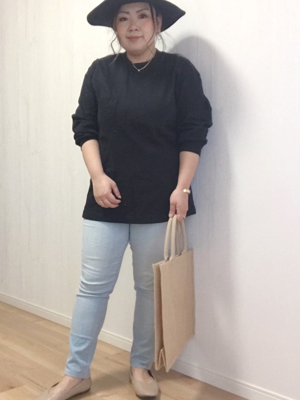 「シンプルコーデ、クルーネックTシャツ、ウルトラストレッチジーンズ、UNIQLO、ハット、ジュートバッグ、ぽっちゃり、ぽっちゃりコーデ、大きいサイズ、youtube」｜「UNIQLOのクルーネックＴ（長袖）（Tシャツ/カットソー、ブラック系）」を使った、あぶーた★さん（レディース・154cm）の春コーディネートの1枚目の写真