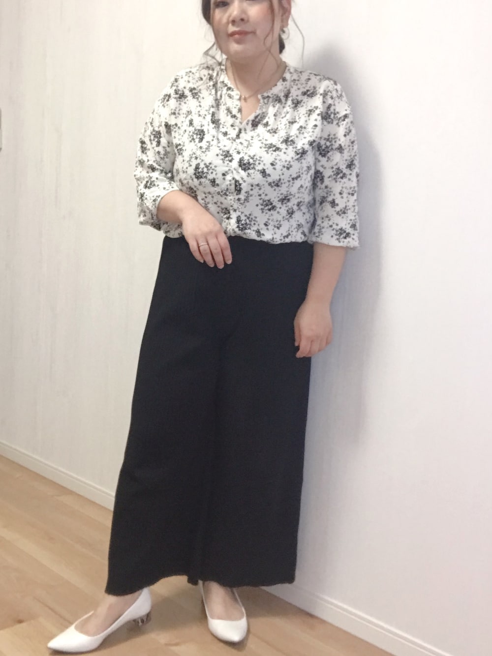 「小花柄、ブラウス、ワイドパンツ、マシュマロパンプス、ぽっちゃり、ぽっちゃりコーデ、春コーデ、でぶ、youtube、大きいサイズ」｜「UNIQLOのプリントギャザーブラウス（長袖）（シャツ/ブラウス、ホワイト系）」を使った、あぶーた★さん（レディース・154cm）の春コーディネートの1枚目の写真