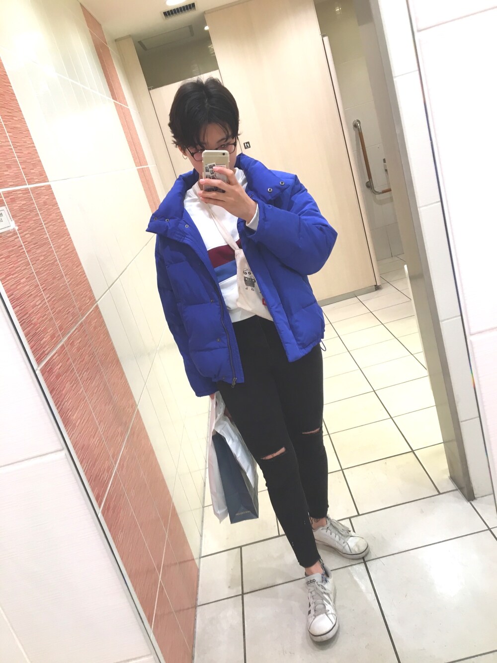 「冬コーデ、シンプルコーデ」｜「Right-onのアイテム（パーカー、ホワイト系）」を使った、のさん（レディース・170cm）の冬コーディネートの1枚目の写真