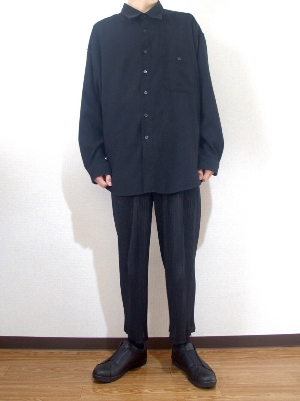 「オールブラック、モード、Moonstar、黒シャツ、ビッグシルエット、オーバーサイズ、おしゃれさんと繋がりたい、部屋撮り、春コーデ、ISSEY MIYAKE」｜「usedのアイテム（シャツ/ブラウス、ブラック系）」を使った、かとーさん（メンズ・178cm）の春コーディネートの1枚目の写真