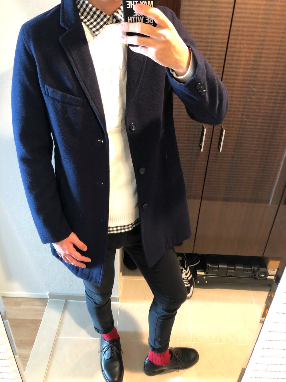 「冬コーデ、チェスターコート、ネイビー、白ニット、黒スキニー、赤い靴下、おしゃれさんと繋がりたい、大学生」｜「BEAMSのBEAMS / フリースチェスターコート（チェスターコート、ブルー系）」を使った、shoさん（メンズ・178cm）の秋コーディネートの1枚目の写真