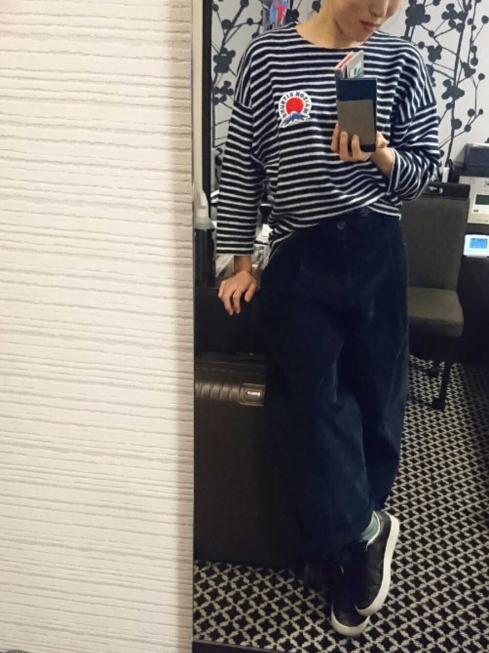 「オトナカジュアル、シンプル、秋冬コーデ、スニーカー、メンズライク、コーデュロイ、ボーダー、ワイドパンツ」｜「Maison Kitsuneのアイテム（スウェット、ブルー系）」を使った、HANZOWさん（レディース・159cm）の冬コーディネートの1枚目の写真