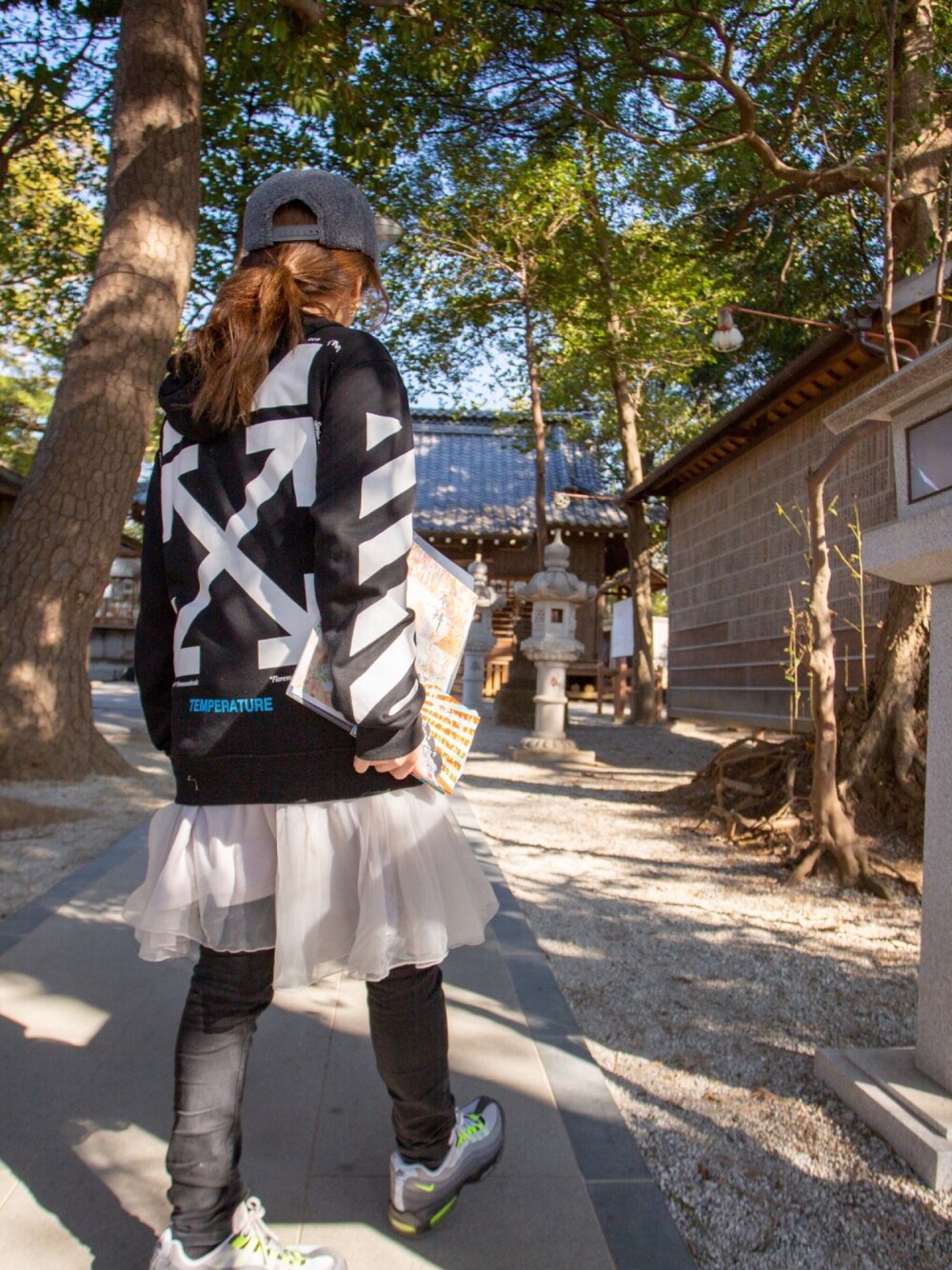 「シンプルコーデ、カジュアル、ラクチンコーデ、大人コーデ、ストリート、airmax95、off white、スニーカー、ストリートMIX、パーカー」｜「off whiteのアイテム（パーカー、ブラック系）」を使った、サノエリさん（レディース・153cm）の冬コーディネートの1枚目の写真