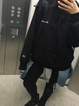 「black」｜「アイテム（マウンテンパーカー）」を使った、ちゃんあみさん（レディース・163cm）の冬コーディネート