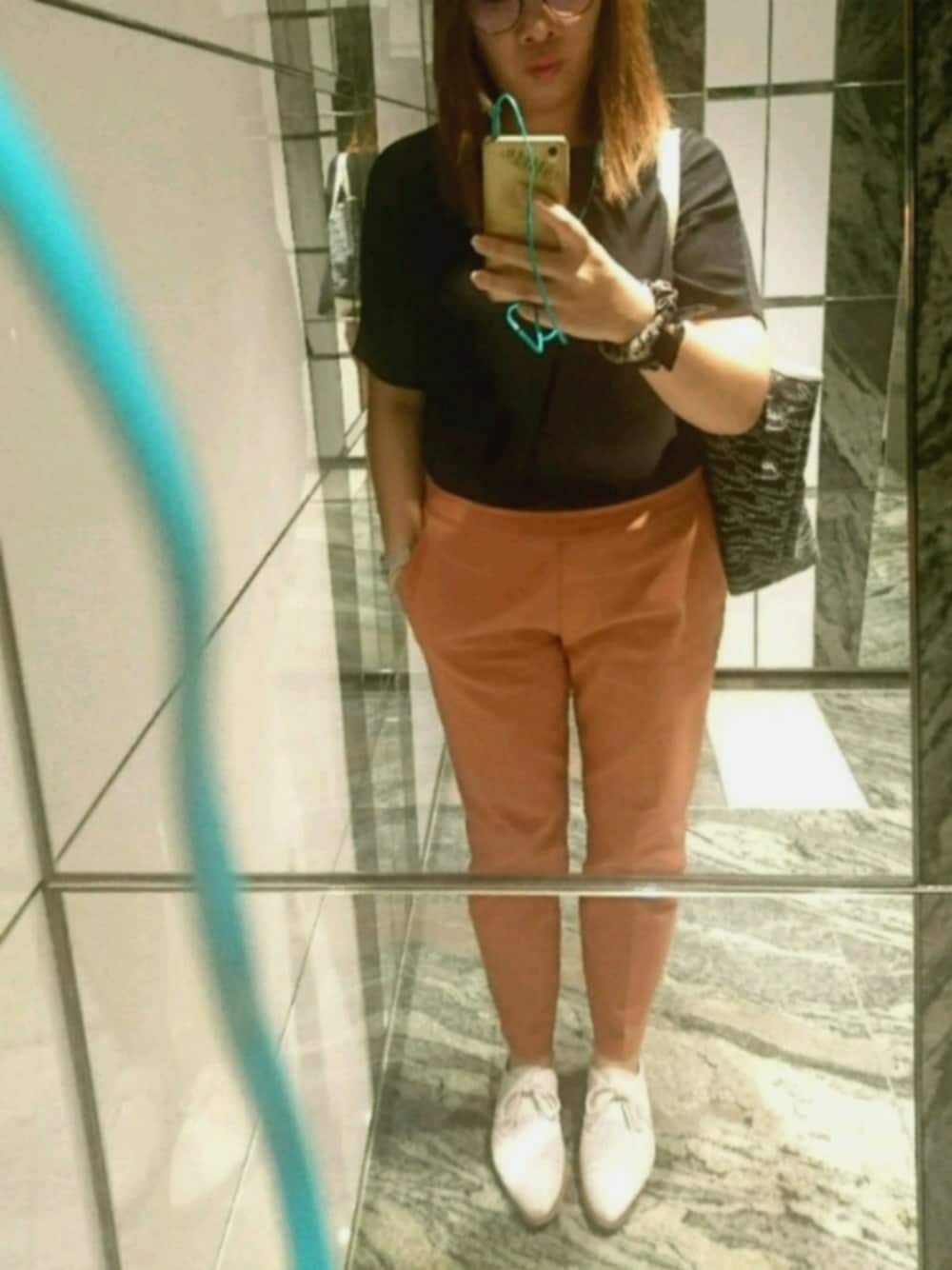 「ootd、working style」｜「GIORDANOのアイテム（スウェット、ブラック系）」を使った、tinyeeさん（レディース・160cm）の秋コーディネートの1枚目の写真