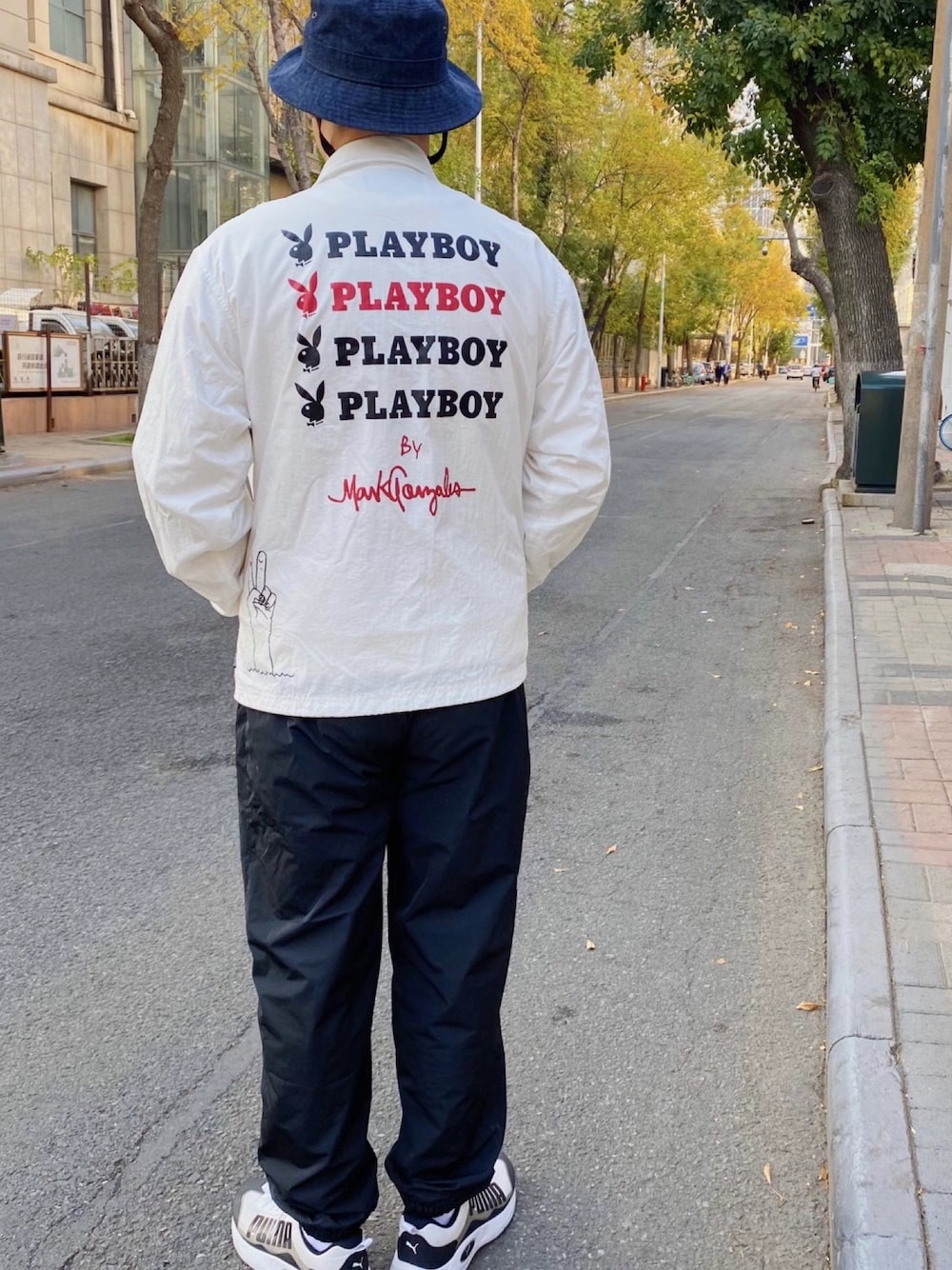 「街头搭配、休闲、日系极简、运动搭配」｜「PLAYBOYのアイテム（ナイロンジャケット、ホワイト系）」を使った、two_groupさん（メンズ・178cm）の秋コーディネートの1枚目の写真