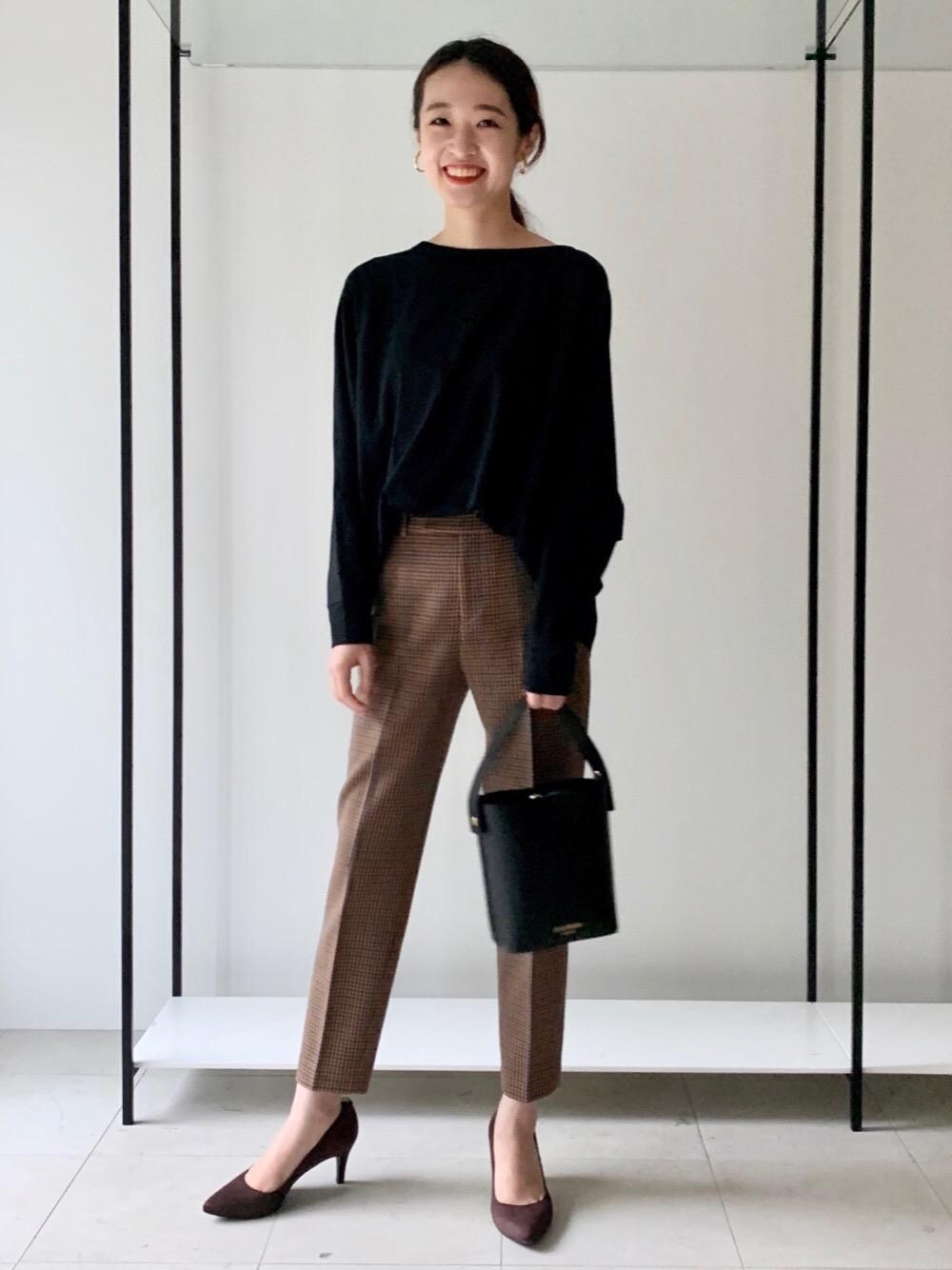 その他のその他パンツ、ブラック系のTシャツ/カットソー、ブラウン系のパンプスを着用したレディースの秋コーディネートの1枚目の写真