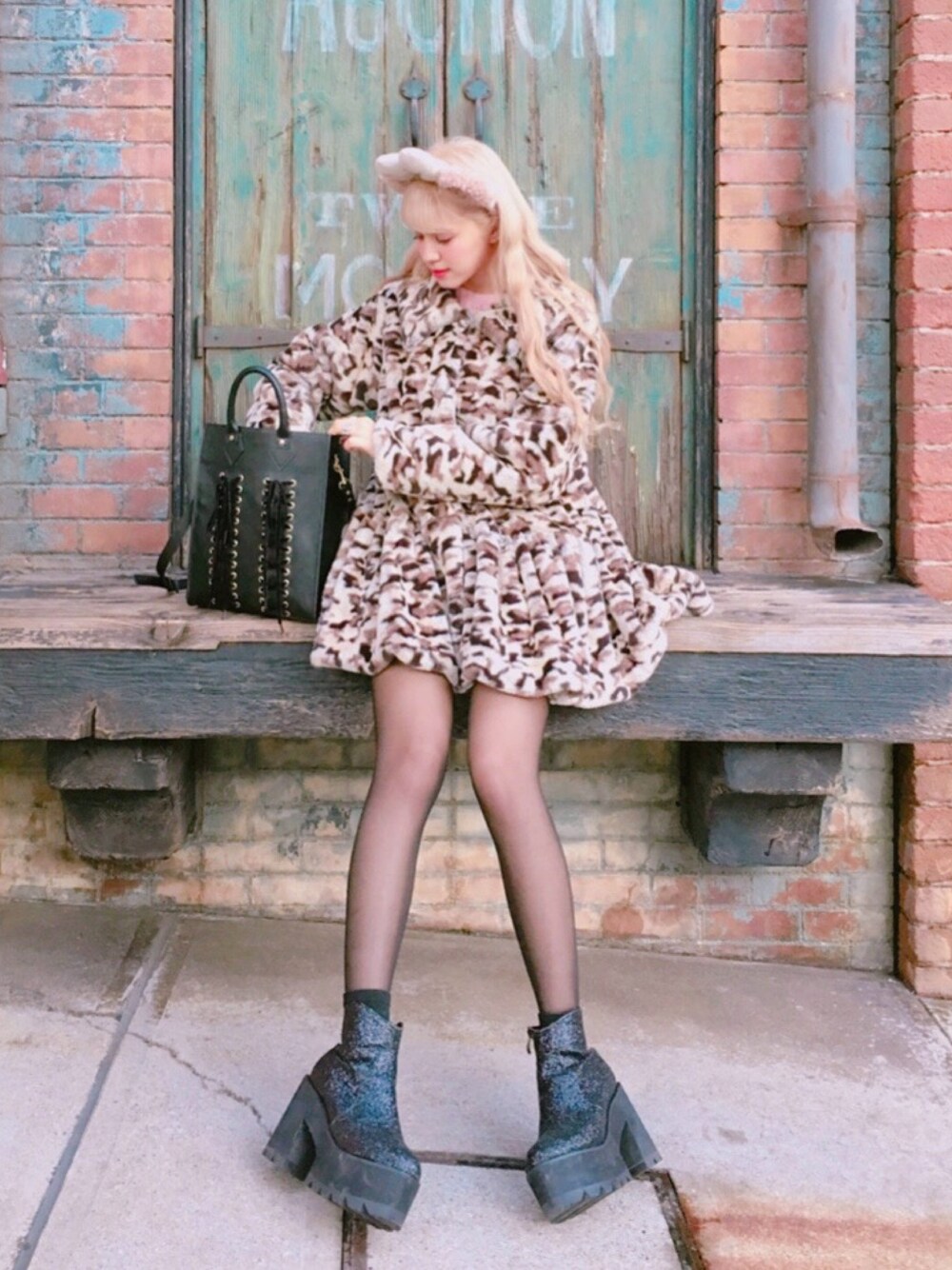 「ootd」｜「HONEY MI HONEYのアイテム（その他アウター、ベージュ系）」を使った、紗蘭(SARA)さん（レディース・165cm）の冬コーディネートの1枚目の写真