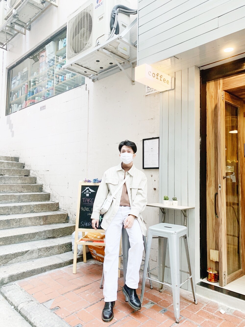 「white、BROWN、whiteonwhite、earthtone」｜「H&Mのアイテム（シャツ/ブラウス、ホワイト系）」を使った、htc.さん（メンズ・170cm）の冬コーディネートの1枚目の写真