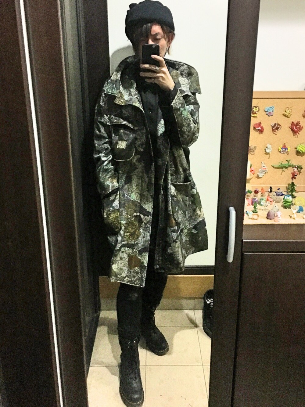 「スキニー、ブラック、柄アウター、フードコート、フユコーデ」｜「my beautiful landletの【my beautiful landlet】  camouflage hood coat（ダウンジャケット/コート、グリーン系）」を使った、寺田イス銀河さん（メンズ・178cm）の冬コーディネートの1枚目の写真