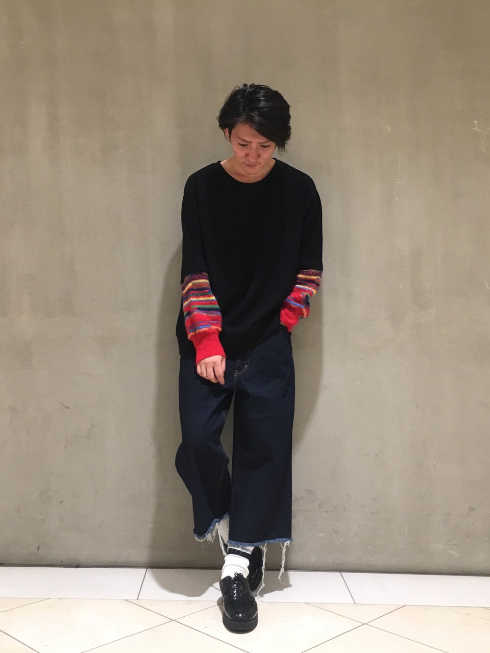 「ファセッタズム、FACETASM、ストリート、カットオフデニム、スウェット、秋のコーデ」｜「FACETASMのアイテム（スウェット、ブラック系）」を使った、寺田イス銀河さん（メンズ・178cm）の夏コーディネートの1枚目の写真