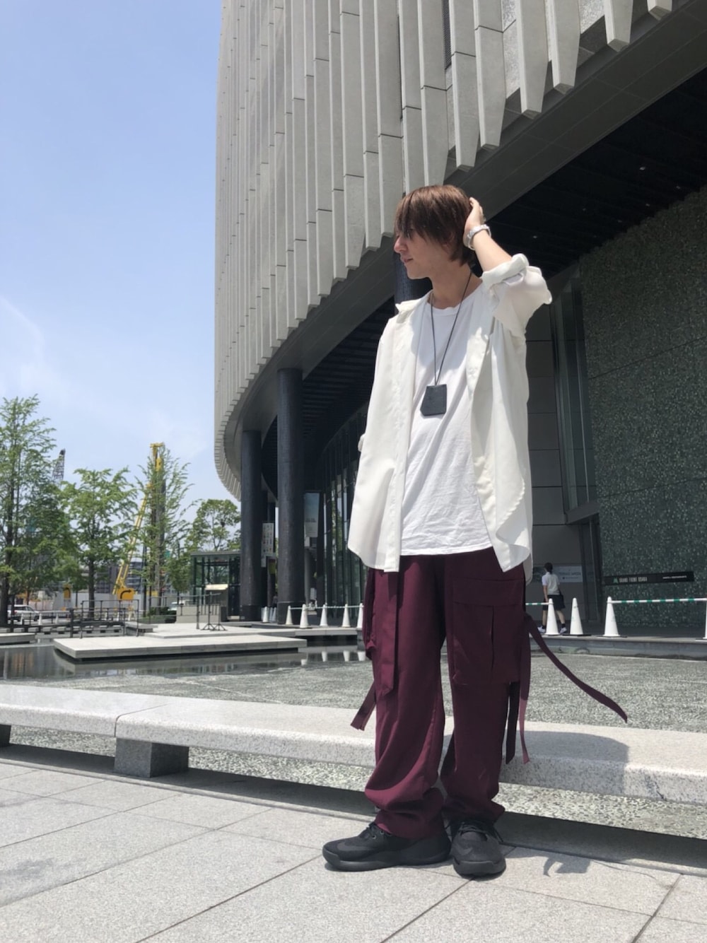 「ホワイト、カーゴパンツ」｜「Yohji Yamamotoのオールド（シャツ/ブラウス、ホワイト系）」を使った、寺田イス銀河さん（メンズ・178cm）の夏コーディネートの1枚目の写真
