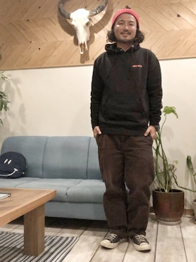 「ブラウンパンツ」｜「アイテム（ニットキャップ/ビーニー）」を使った、岸本 道徳さん（メンズ・177cm）の秋コーディネート