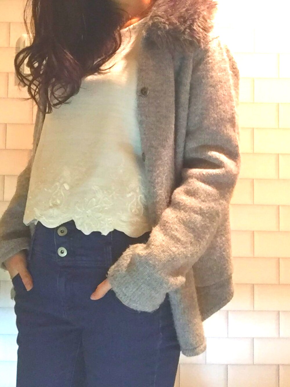 ホワイト系のニット/セーター、ブルー系のデニムパンツ、グレー系のその他アウターを着用したレディースの秋コーディネートの1枚目の写真