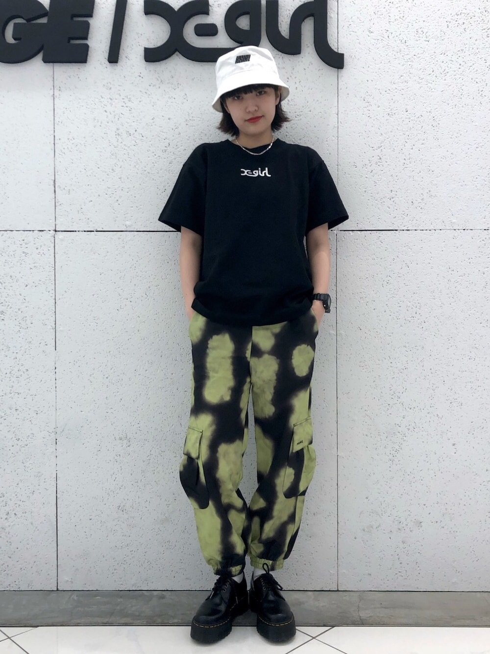 「x-girl、Dr.Martens、Tシャツ、タイダイ柄、ナイロンパンツ、夏、メンズライク、おしゃれさんと繋がりたい」｜「X-girlのX-girl × CHAMPION REVERSE WEAVE S/S TEE（Tシャツ/カットソー、ブラック系）」を使った、平野萌さん（レディース・166cm）の春コーディネートの1枚目の写真