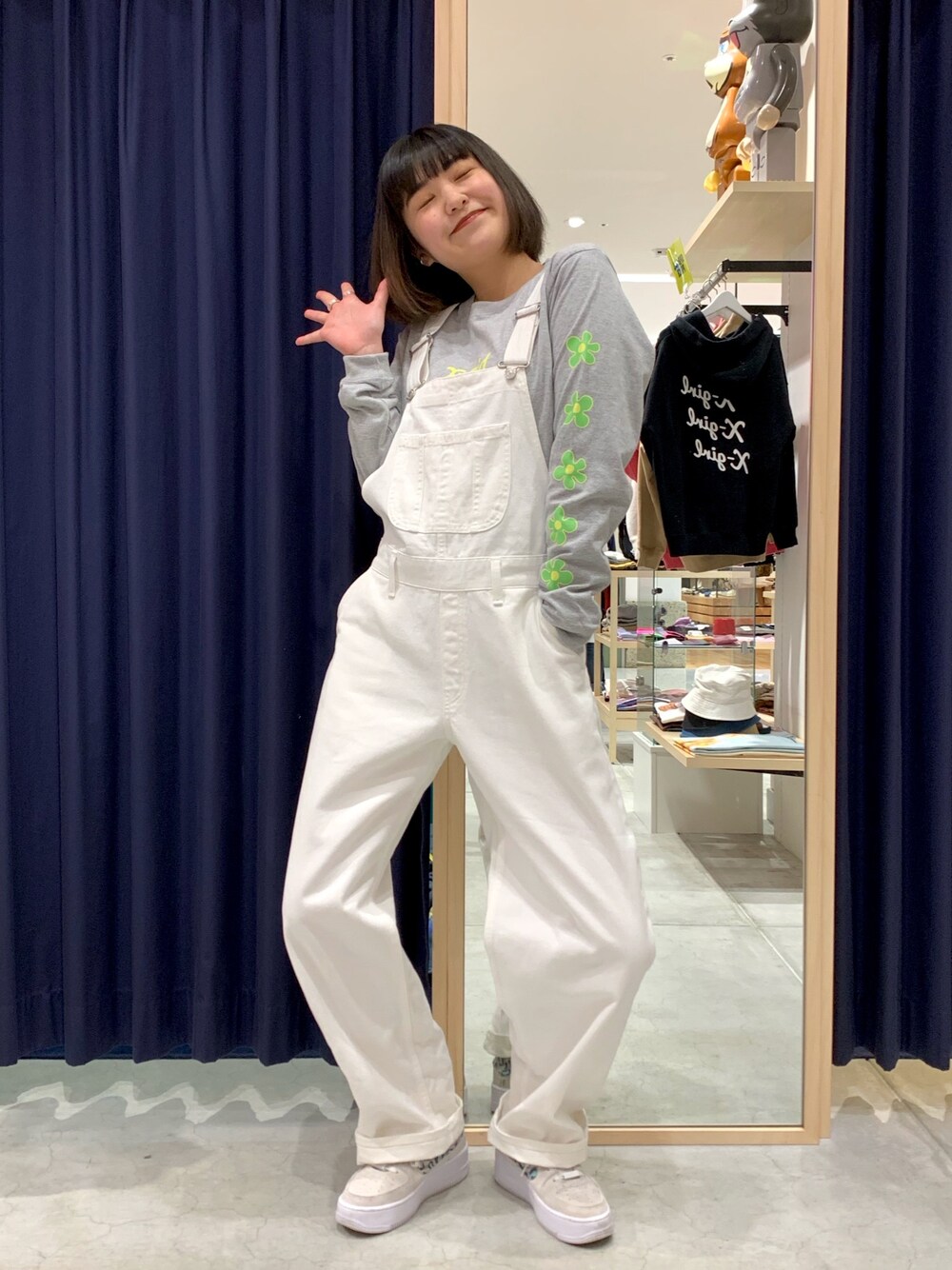 「x-girl、オーバーオール、白パンツ、白、ピスタチオ、シンプル、高身長女子、ゆるコーデ、おしゃれさんと繋がりたい」｜「X-girlのWIDE TAPERED OVERALL（つなぎ/オールインワン、ホワイト系）」を使った、平野萌さん（レディース・166cm）の春コーディネートの1枚目の写真