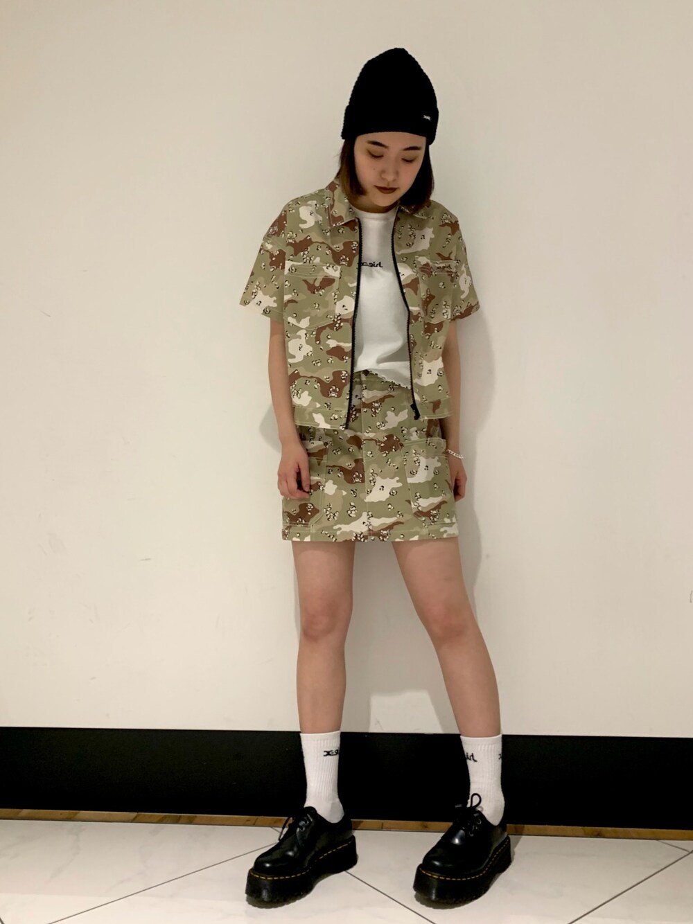 「x-girl、カモフラ、迷彩、カモ柄、セットアップ、ワークスタイル、ストリート、おしゃれさんと繋がりたい」｜「X-girlのBOX SILHOUETTE WORK SHIRT（シャツ/ブラウス、グリーン系）」を使った、平野萌さん（レディース・166cm）の春コーディネートの1枚目の写真