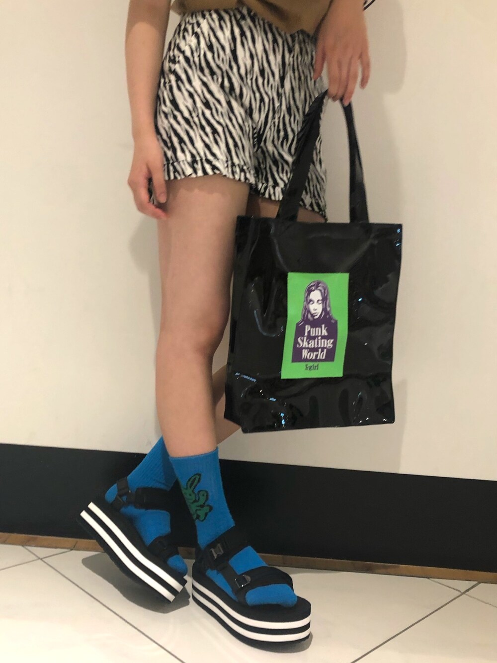 「x-girl、トートバッグ、ショートパンツ、カラーソックス、厚底サンダル、サンダルに靴下、ゼブラ柄、お洒落さんとつながりたい」｜「X-girlのZEBRA FRILL SHORT PANTS（その他パンツ、ホワイト系）」を使った、平野萌さん（レディース・166cm）の春コーディネートの1枚目の写真