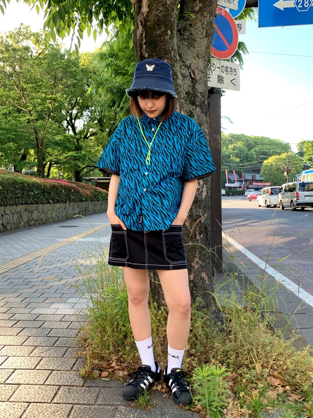 「x-girl、ゼブラ柄、スカート、ootd、夏、ブルー、ブラック、バケットハット、おしゃれさんと繋がりたい」｜「X-girlのBUTTERFLY BUCKET HAT（ハット、ブルー系）」を使った、平野萌さん（レディース・166cm）の春コーディネートの1枚目の写真
