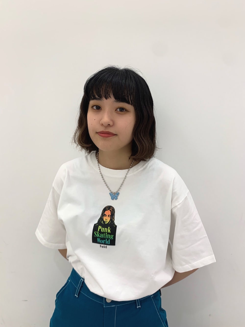 「x-girl、ストリート、ネックレス、シルバーアクセサリー、グラデーション、ビッグシルエット、夏コーデ、おしゃれさんと繋がりたい」｜「X-girlのBUTTERFLY NECKLACE（ネックレス、その他）」を使った、平野萌さん（レディース・166cm）の春コーディネートの1枚目の写真