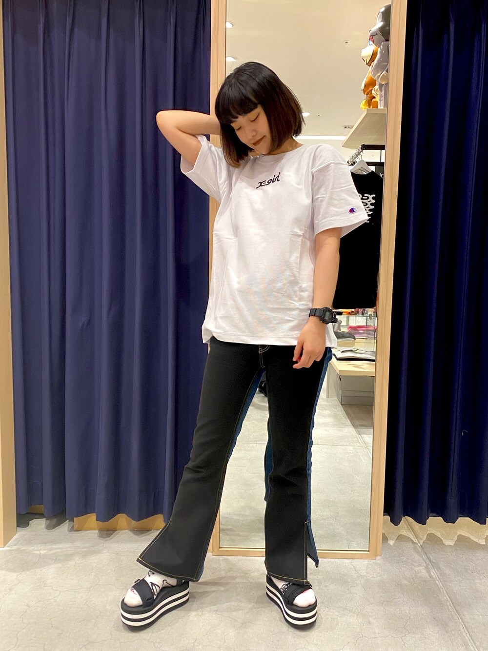 「x-girl、白Tシャツ、チャンピオン、フレアパンツ、バイカラー、シンプル、ラクチンコーデ、ホワイト、夏コーデ、おしゃれさんと繋がりたい」｜「X-girlのX-girl × CHAMPION REVERSE WEAVE S/S TEE（Tシャツ/カットソー、ホワイト系）」を使った、平野萌さん（レディース・166cm）の春コーディネートの1枚目の写真