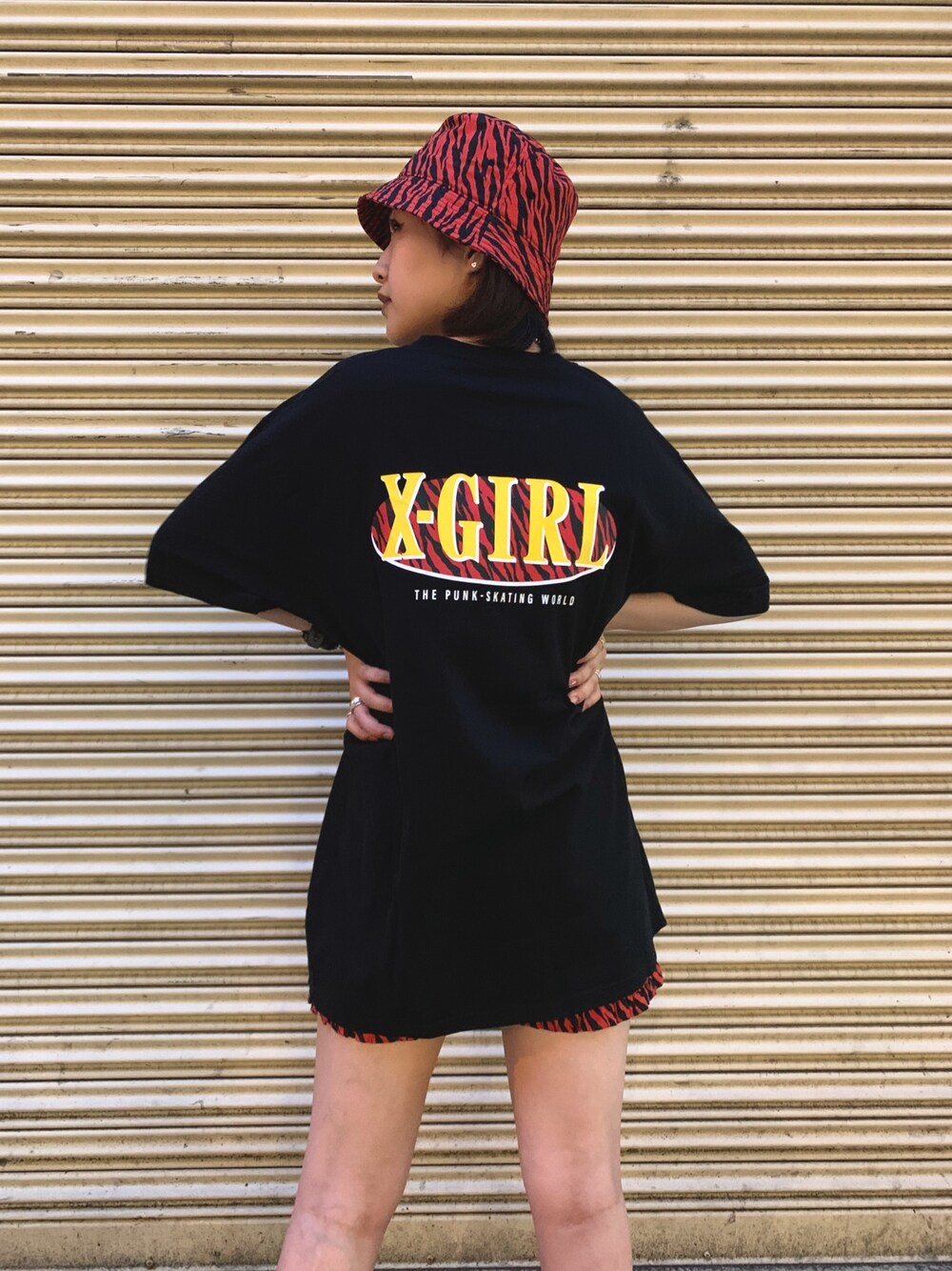 「x-girl、ゼブラ柄、Tシャツ、ootd、オーバーサイズ、ビッグシルエット、柄パンツ、おしゃれさんと繋がりたい」｜「X-girlのZEBRA LOGO S/S TEE（Tシャツ/カットソー、ブラック系）」を使った、平野萌さん（レディース・166cm）の春コーディネートの1枚目の写真