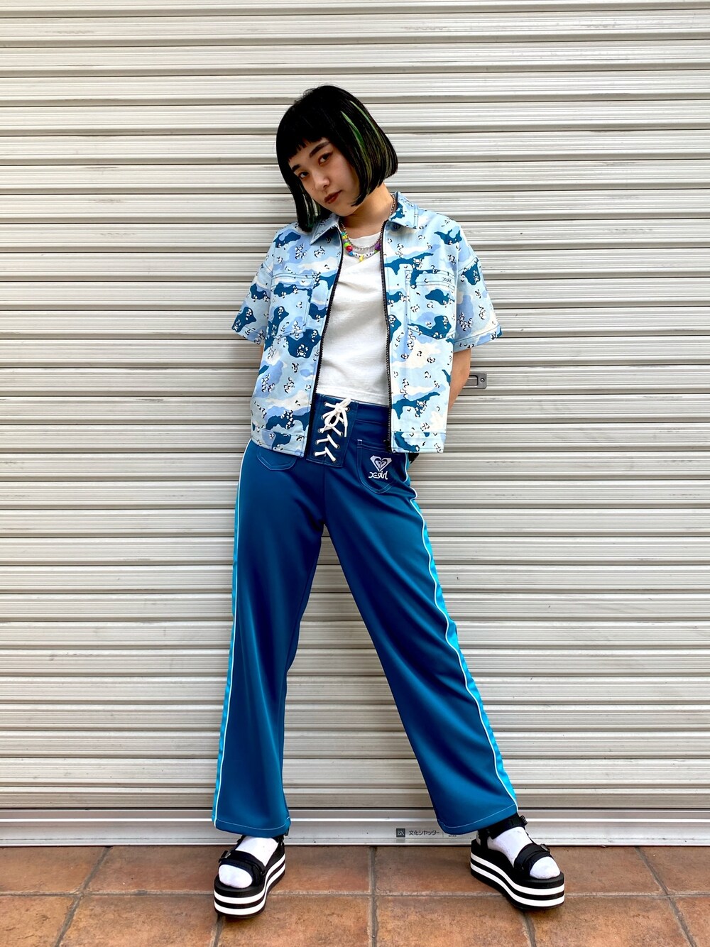 「x-girl、ROXY、サーフ、サンダルコーデ、白Tシャツ、夏コーデ、柄シャツ、おしゃれさんと繋がりたい」｜「X-girlのBOX SILHOUETTE WORK SHIRT（シャツ/ブラウス、ブルー系）」を使った、平野萌さん（レディース・166cm）の夏コーディネートの1枚目の写真