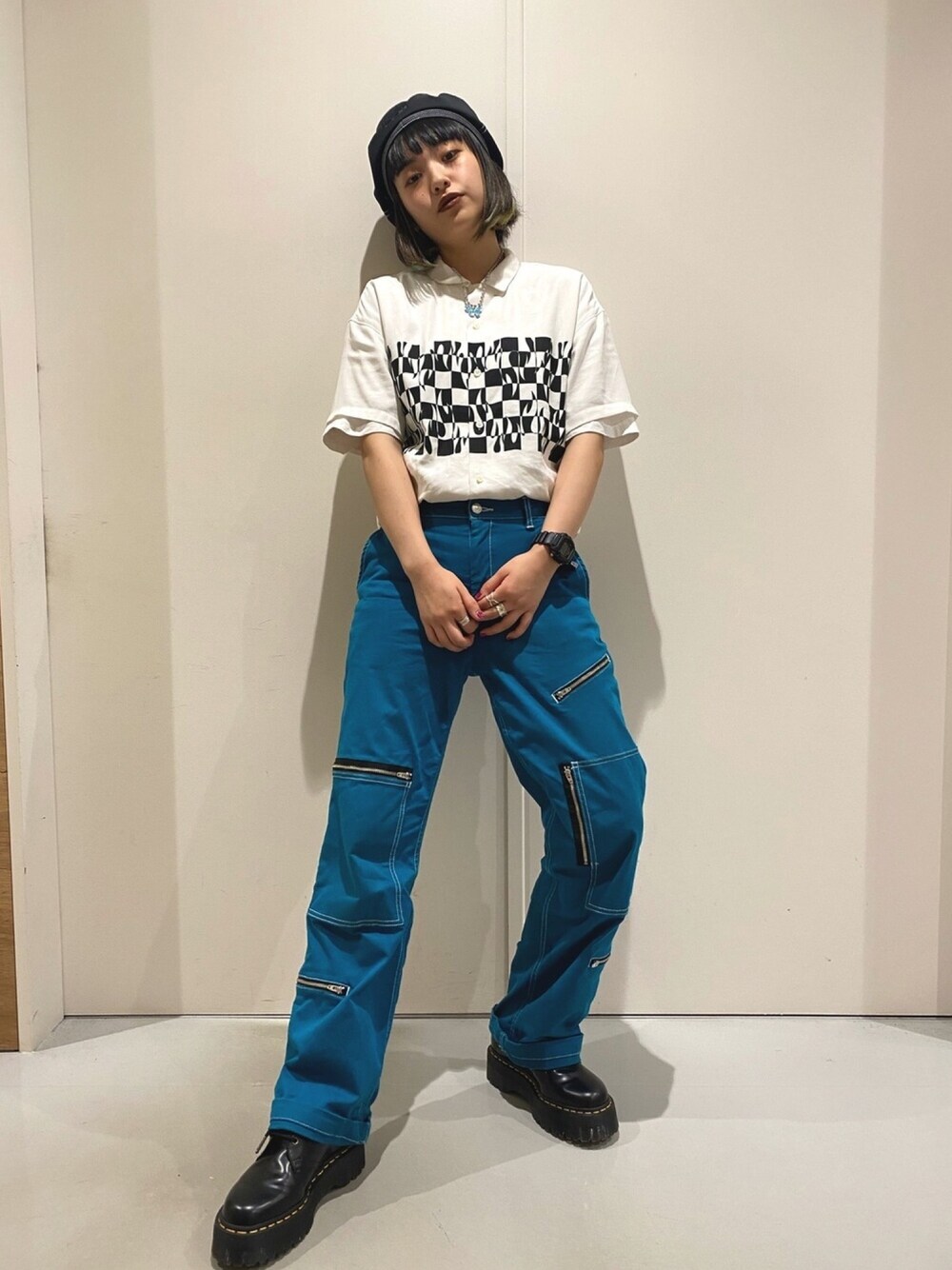 「x-girl、ootd、Dr.Martens、カラーパンツ、シャツスタイル、おしゃれさんと繋がりたい、お洒落さんとつながりたい」｜「X-girlのHOTROD S/S SHIRT（シャツ/ブラウス、ホワイト系）」を使った、平野萌さん（レディース・166cm）の秋コーディネートの1枚目の写真
