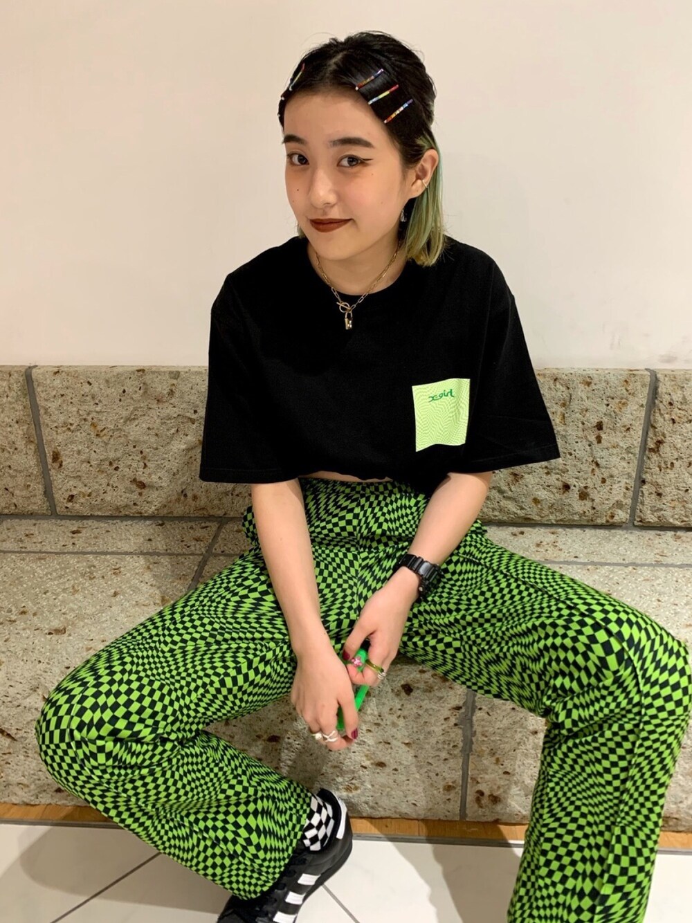 「x-girl、ootd、ヘアピン、Tシャツ、イージーパンツ、柄パンツ、おしゃれさんと繋がりたい、お洒落さんとつながりたい」｜「X-girlのCHECKERED FACE S/S TEE（Tシャツ/カットソー、ブラック系）」を使った、平野萌さん（レディース・166cm）の秋コーディネートの1枚目の写真