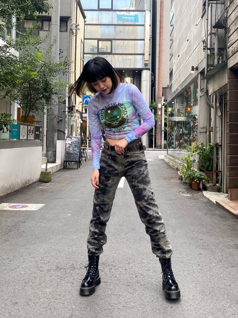 「xgirl、Dr.Martens、GRATEFUL DEAD、メッシュ、キャミソール、ハイウエストパンツ、大人カジュアル、高身長女子、おしゃれさんと繋がりたい」｜「X-girlのX-girl × GRATEFUL DEAD MESH TOP（Tシャツ/カットソー、その他）」を使った、平野萌さん（レディース・166cm）の秋コーディネートの1枚目の写真