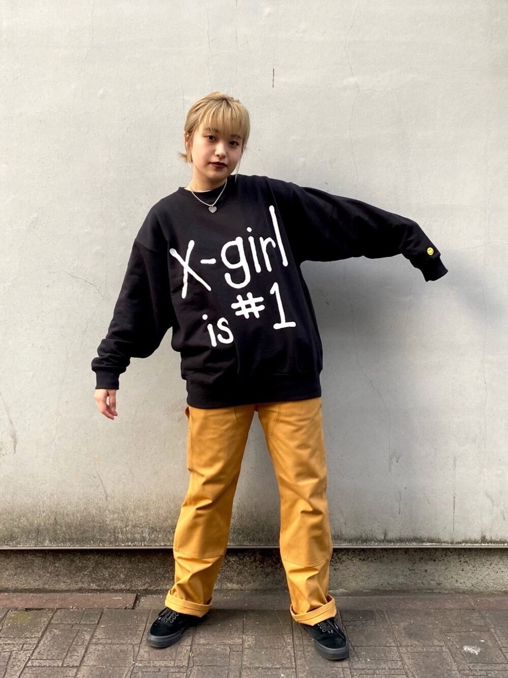 「x-girl、chinatownmarket、VANS、スウェット、ストリート、スケータースタイル、私の推しブランド、ブラウン色に染まれ、ダック地、おしゃれさんと繋がりたい」｜「X-girlのX-girl × CHINATOWN MARKET SMILEY(R) SWEAT TOP（スウェット、ブラック系）」を使った、平野萌さん（レディース・166cm）の冬コーディネートの1枚目の写真
