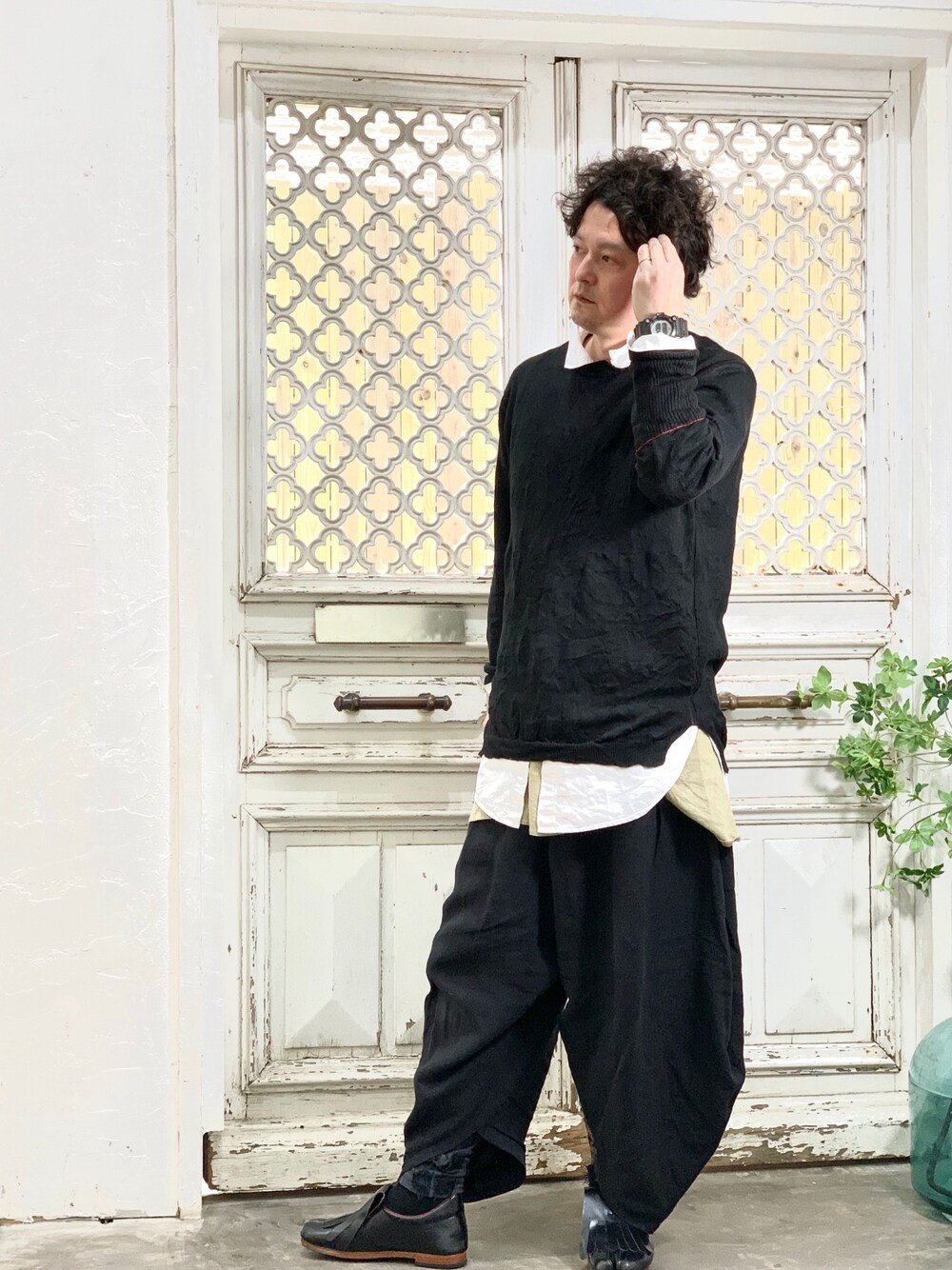 「シンプルコーデ、きれいめカジュアル、モノトーン、足袋、ニット、モード、ブラック、ゆったりコーデ、個性派、おしゃれさんと繋がりたい」｜「Yohji Yamamotoのアイテム（ニット/セーター、ブラック系）」を使った、J's by A-double さん（メンズ・178cm）の春コーディネートの1枚目の写真