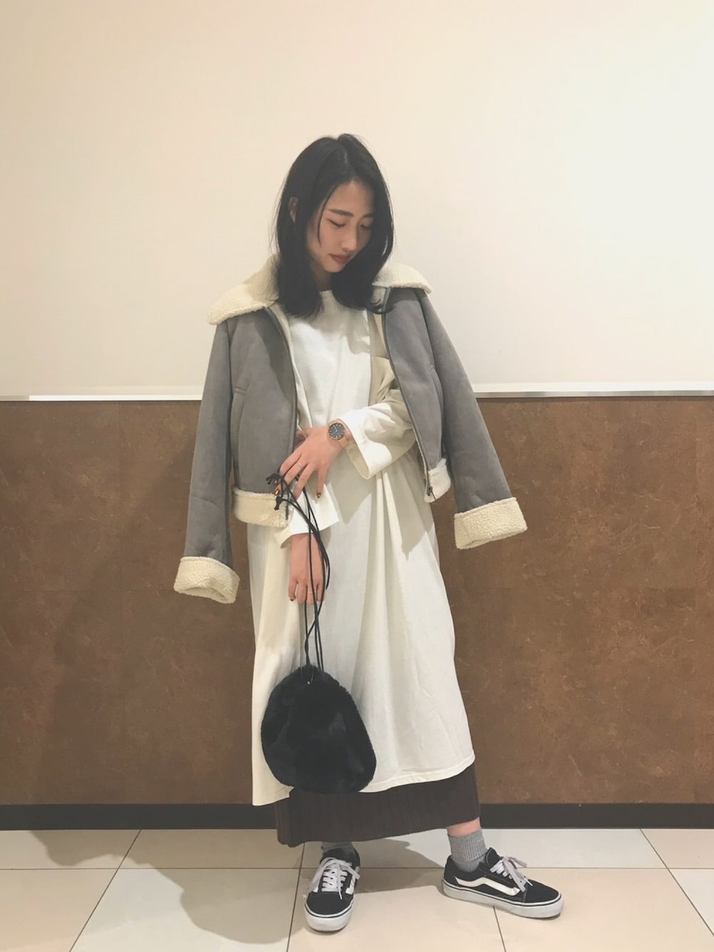 「リブスカート、タイトスカート、Tシャツワンピ、ゆるコーデ、重ね着」｜「earth music&ecologyのフェイクムートンボアブルゾン ●（ムートンコート、グレー系）」を使った、natsuさん（レディース・155cm）の冬コーディネートの1枚目の写真