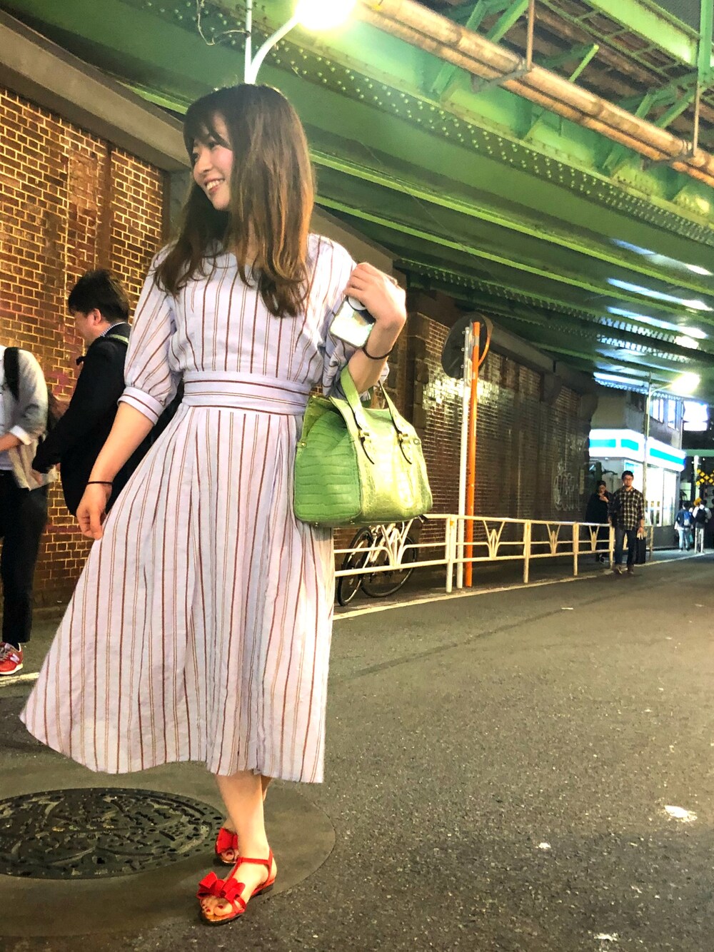 「夏コーデ、ワンピース、ストライプ、ペタンコサンダル、大人カジュアル、低身長、ロングワンピース、通勤コーデ、夏ワンピース、さわやかコーデ」｜「Andemiuの【WEB限定】コットンストライプワンピース793739（ワンピース、ブルー系）」を使った、Ｍ Ｏ Ｅ Ｋ Ｏさん（レディース・152cm）の春コーディネートの1枚目の写真