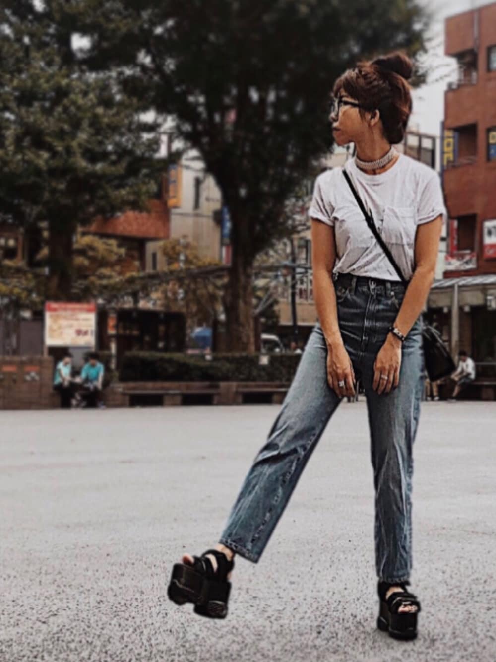 「シンプル、カジュアル、スタッフセンバツ、白Tシャツ、デニム、ハイウエストデニム、厚底サンダル、オトナカジュアル、カジュアルコーデ、低身長」｜「Andemiuの【WEB限定】５ポケットセンターラインデニム796790（デニムパンツ、ブルー系）」を使った、Ｍ Ｏ Ｅ Ｋ Ｏさん（レディース・150cm）の夏コーディネートの1枚目の写真