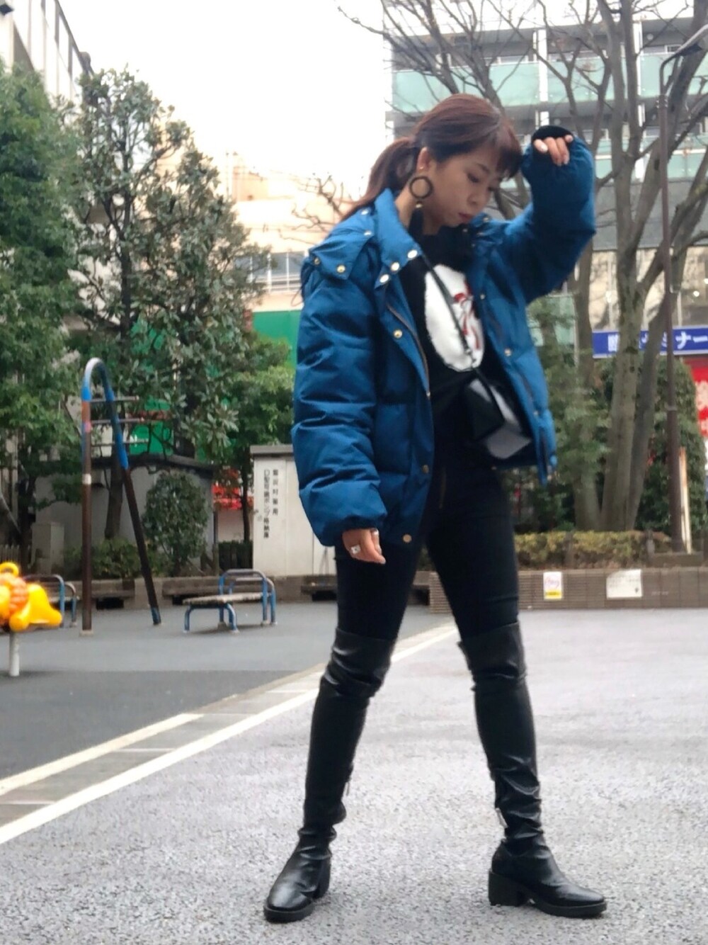 「カラーダウン、ニーハイブーツ、大人カジュアル、年末WEAR感謝祭、スウェット、モードカジュアル、低身長、低身長コーデ、スキニーパンツ、冬アウター着回しチャレンジ」｜「Andemiuのショートカラーダウンコート810061（ダウンジャケット/コート、ブルー系）」を使った、Ｍ Ｏ Ｅ Ｋ Ｏさん（レディース・150cm）の冬コーディネートの1枚目の写真