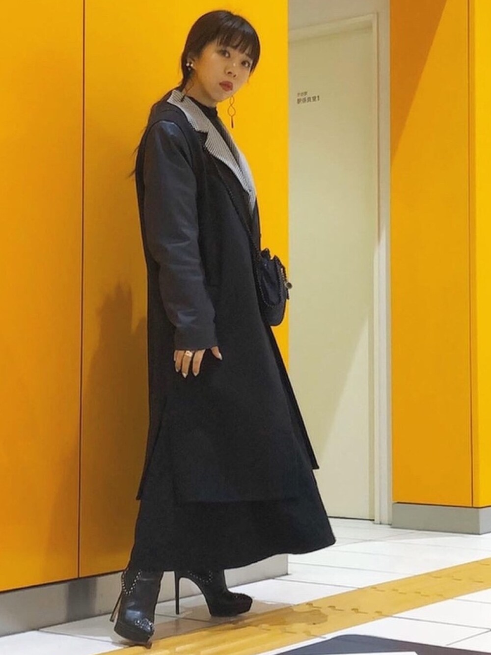 「大人カジュアル、ワントーンコーデ、ブラックコーデ、低身長、大人コーデ、低身長コーデ、モード、モードカジュアル、レイヤードスタイル、ブラック」｜「Andemiuのシアーバックリボンプルオーバー910175（シャツ/ブラウス、ブラック系）」を使った、Ｍ Ｏ Ｅ Ｋ Ｏさん（レディース・150cm）の冬コーディネートの1枚目の写真