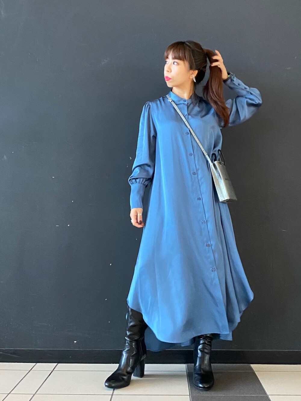 「大人カジュアル、バンドカラーシャツ、サテン、シャツワンピ、ロングブーツ、低身長、ブルー、ポシェット、シャツワンピース、バンドカラー」｜「Andemiuの【WEB限定】バンドカラーシャツワンピース918098（シャツ/ブラウス、ブルー系）」を使った、Ｍ Ｏ Ｅ Ｋ Ｏさん（レディース・150cm）の秋コーディネートの1枚目の写真