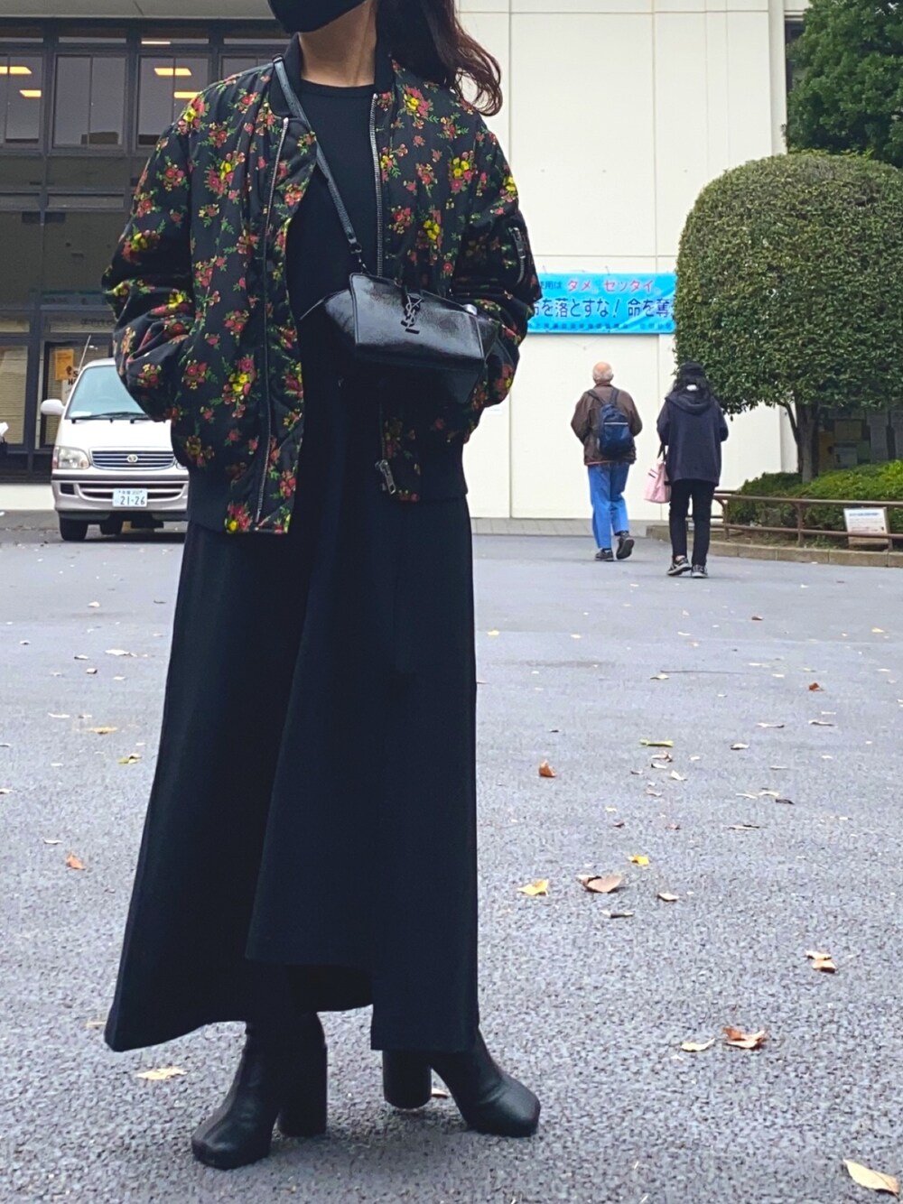 「大人カジュアル、オールブラック、低身長コーデ、ショートブーツ、ポシエット、花柄、ワンピース、ワントーンコーデ、ブラック、ブルゾン」｜「GUCCIのアイテム（MA-1、ブラック系）」を使った、Ｍ Ｏ Ｅ Ｋ Ｏさん（レディース・150cm）の冬コーディネートの1枚目の写真