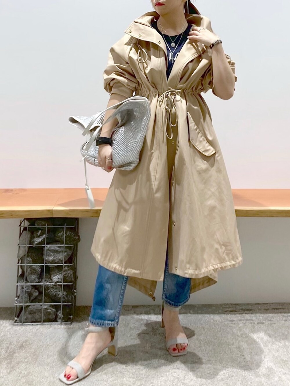 「春めきシューズ、サンダル、デニム、春アウター、ベージュ、低身長、低身長コーデ、オトナカジュアル、きれいめカジュアル、休日スタイル」｜「BABYLONEのBABYLONE/ロングフィールドコート（マウンテンパーカー、ベージュ系）」を使った、Ｍ Ｏ Ｅ Ｋ Ｏさん（レディース・150cm）の春コーディネートの1枚目の写真