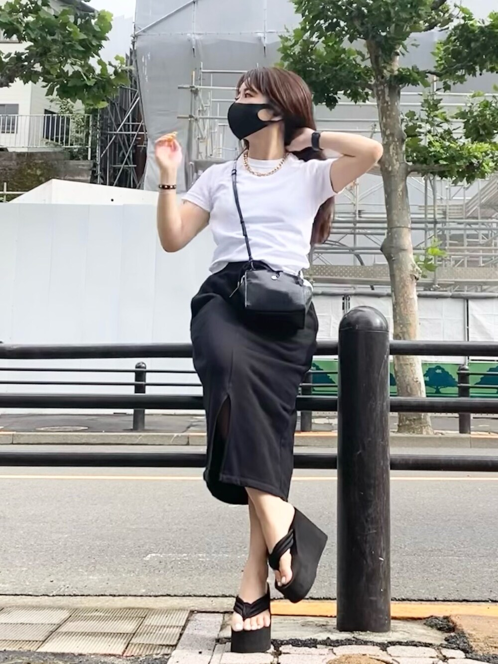 「シンプル、夏コーデ、ユニクロ、ザラ、大人カジュアル、白Tシャツ、Tシャツ、厚底サンダル、ビーチサンダル、休日スタイル」｜「UNIQLOのクルーネックT（半袖）（Tシャツ/カットソー、ホワイト系）」を使った、Ｍ Ｏ Ｅ Ｋ Ｏさん（レディース・150cm）の夏コーディネートの1枚目の写真
