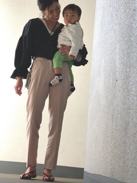「DHOLIC（ディーホリック）のスリムスラックスパンツ（スラックス、ベージュ系）」を使った、CHIKA さん（レディース・161cm）の冬コーディネート