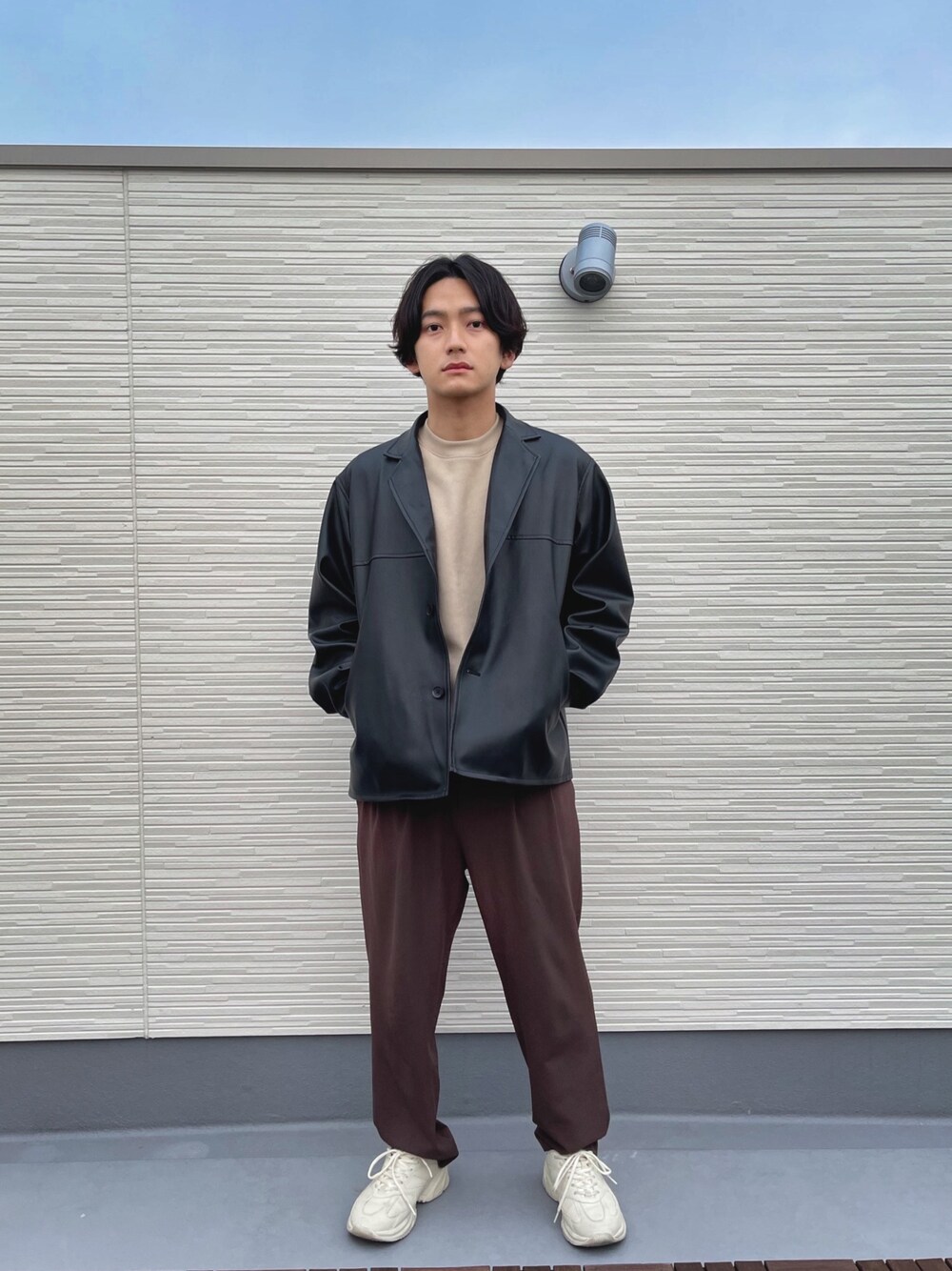 ブラック系のブルゾン、ブラウン系のその他パンツ、ベージュ系のスウェットを着用したメンズの春コーディネートの1枚目の写真