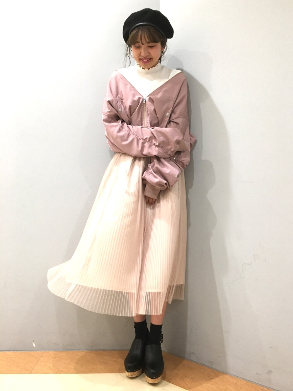 「ピンク、ダスティピンク、くすみピンク、ワントーンコーデ、MA-1、チュールスカート、ローリーズファーム(LOWRYS FARM)」｜「LOWRYS FARMのＰソデボリュームＭＡ－１　743677（MA-1、ピンク系）」を使った、まりおさん（レディース・166cm）の冬コーディネートの1枚目の写真