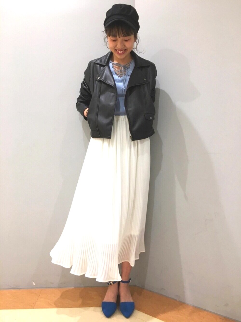 「ローリーズファーム(LOWRYS FARM)、プリーツスカート、ライダース、ライダースジャケット、レースアップ、キャスケット」｜「LOWRYS FARMのＦレザーライダース　745047 （ライダースジャケット、ブラック系）」を使った、まりおさん（レディース・166cm）の春コーディネートの1枚目の写真